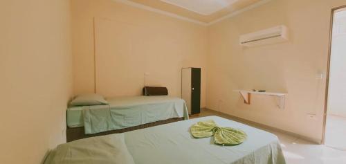 una stanza con due letti e una finestra di Hotel Cerrado Palace a Ribas do Rio Pardo