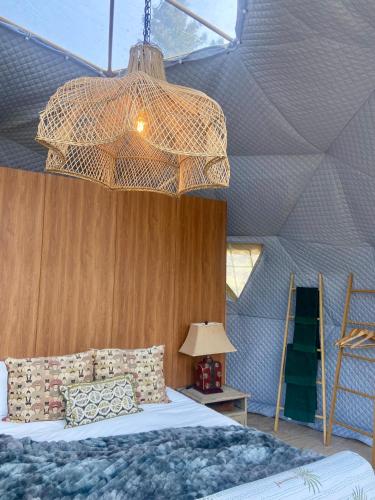 Postel nebo postele na pokoji v ubytování Soul Forest GeoDome - Off-grid Nature Escape