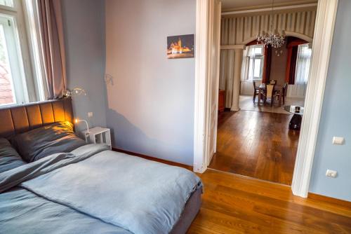een slaapkamer met een bed en een woonkamer bij Residence Oasis in Győr