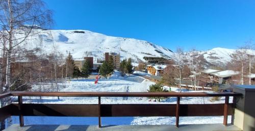 d'un balcon offrant une vue sur une montagne enneigée. dans l'établissement Appart 3 étoiles 6 pers avec balcon luges et wifi - la meije 3 les 2 alpes 1800, à Les Deux Alpes