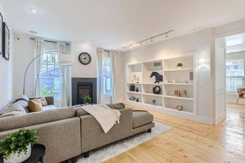 Spacious 3-BD Retreat Modern Amenities in Seattle_2