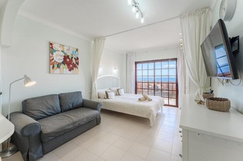 En eller flere senge i et værelse på Studio over the ocean