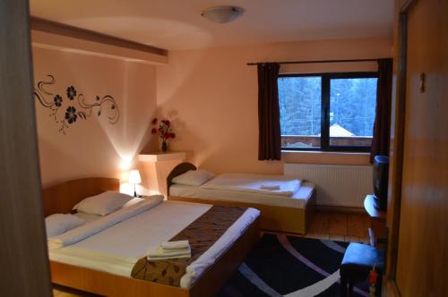 Giường trong phòng chung tại Vila Romana