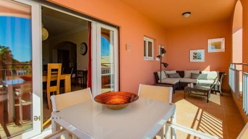 Greice Homes-Luxury 2 bed en-suite south facing & Golf view