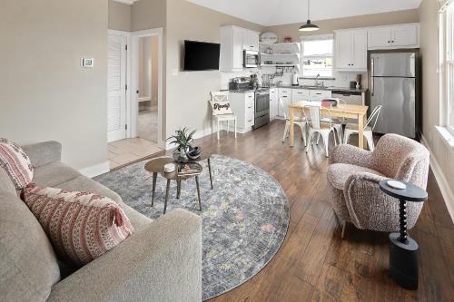 Dapur atau dapur kecil di 1 Bedroom Guest House Across the Street From Kyle Field