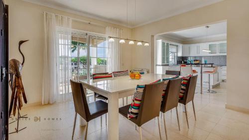 Luxuosa moradia V5 em Quarteira - Greice Homes