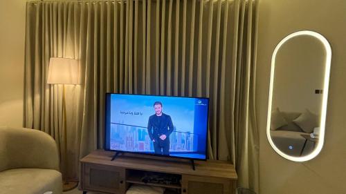 Μια τηλεόραση ή/και κέντρο ψυχαγωγίας στο استديو أنيق تسجيل ذكي