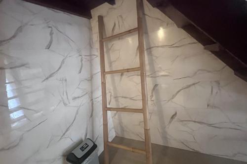 a ladder in a room with a white wall at Rama Garden Lembongan in Nusa Lembongan