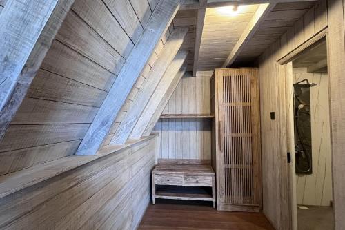 a wooden room with a bench in the middle at Rama Garden Lembongan in Nusa Lembongan