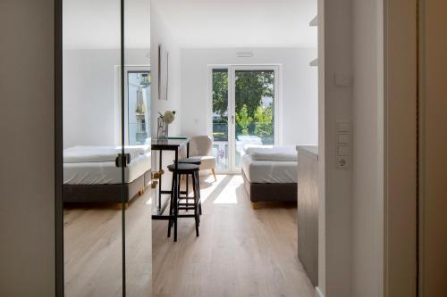 a bedroom with two beds and a desk in a room at Ferienwohnung Romeo, sehr zentral in Freiburg im Breisgau