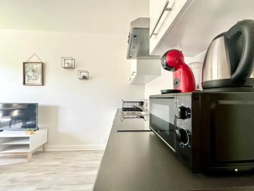 - une cuisine avec une cuisinière dans l'établissement Le Péri T2 entièrement rénové avec balcon, à Limoges