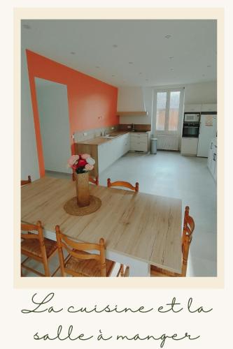 une cuisine et une salle à manger avec une table et des chaises dans l'établissement LA FERME DU PERE CAMILLE, à Pars-lès-Romilly