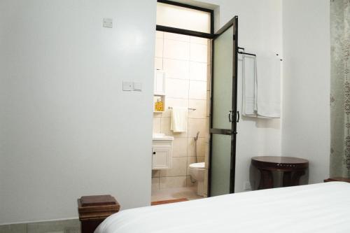 Koupelna v ubytování Cenzo HoliStay-Amalia,Near JKIA Airport & SGR Railway