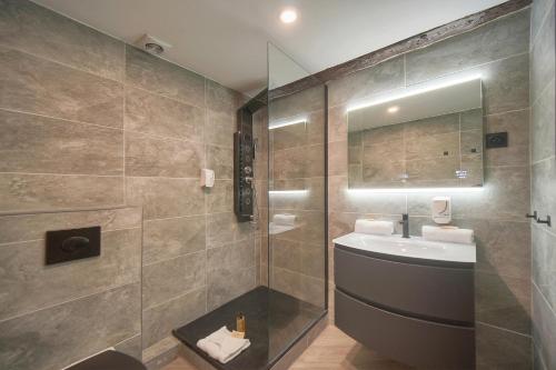 une salle de bain avec un lavabo et un miroir dans l'établissement Immogroom - T3 - Suquet - AC, à Cannes