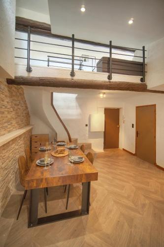 une chambre avec une table, des chaises et une mezzanine dans l'établissement Immogroom - T3 - Suquet - AC, à Cannes