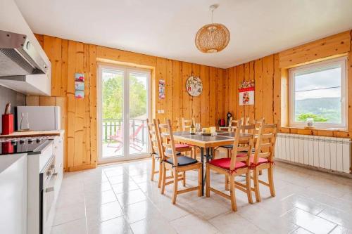 une cuisine et une salle à manger avec une table et des chaises dans l'établissement Maison conviviale avec cheminée à Hauts-de-Bienne, à Lézat