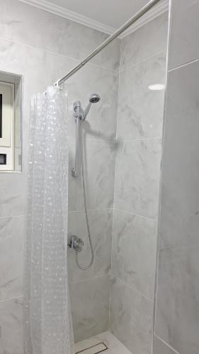 沙姆沙伊赫Delta Sharm pool view Studio Shahrazad的浴室里有带浴帘的淋浴间
