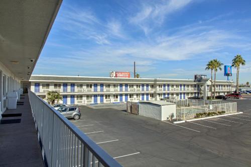 a large building with a parking lot in front of it at Motel 6-Phoenix, AZ - Airport - 24th Street in Phoenix