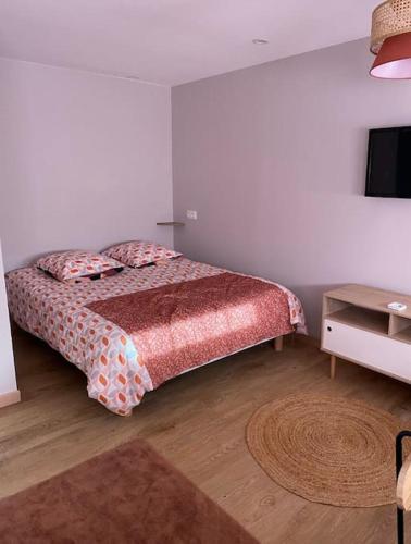 une chambre avec un lit et une télévision dans l'établissement Jennifer, à Saint-Dizier