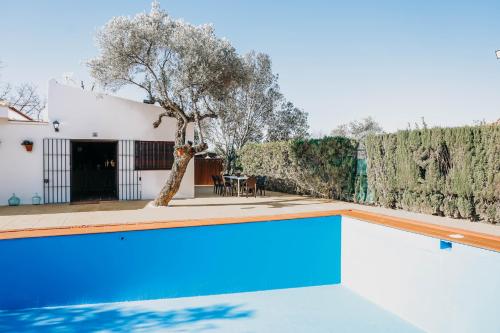 ein Swimmingpool vor einem Haus in der Unterkunft Fantástica casa con piscina Carmona Sevilla in Brenes