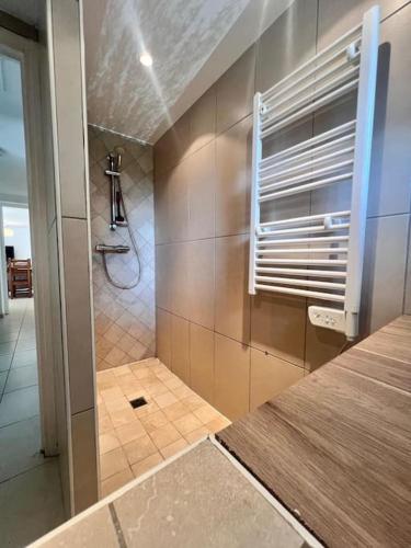 une salle de bain avec douche et fenêtre dans l'établissement Logement Linotte, 600m à pied Santa Giulia Jacuzzi, à Bocca del Oro