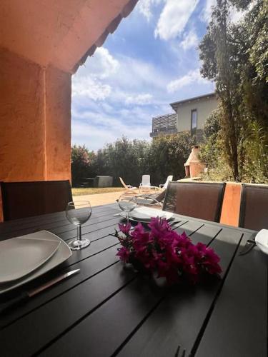 une table avec des fleurs violettes en haut dans l'établissement Logement Linotte, 600m à pied Santa Giulia Jacuzzi, à Bocca del Oro