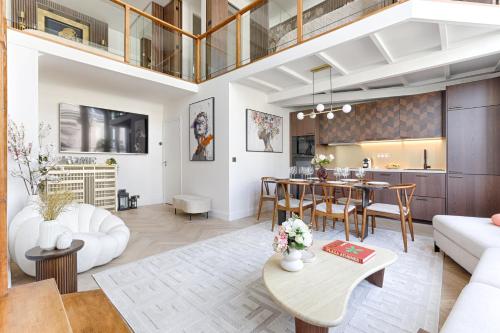 un salon avec un canapé et une table dans l'établissement Duplex à deux pas des Champs Elysée, à Paris