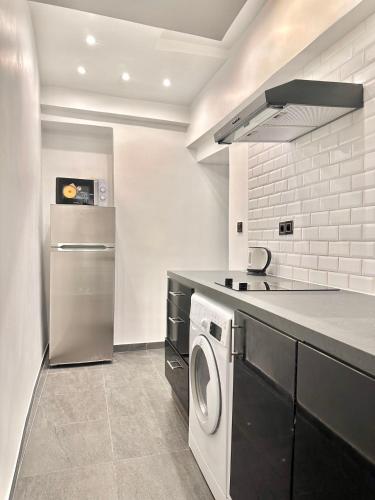 Il comprend une cuisine équipée d'un lave-linge et d'un sèche-linge. dans l'établissement Cozy Apartment Near Marais on Rue Trousseau, à Paris