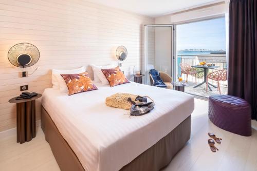 Katil atau katil-katil dalam bilik di Hôtel Valdys Thalasso & Spa - Beau rivage