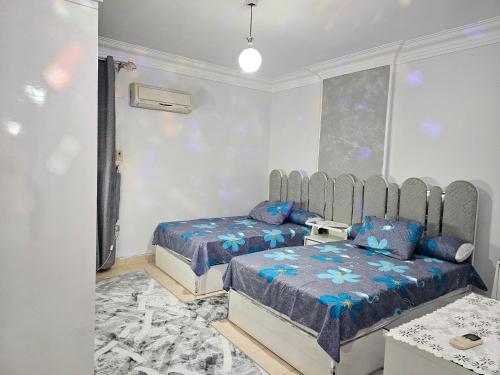 Postel nebo postele na pokoji v ubytování شقة سكنية مكونة من ثلاث غرف نوم وحمامين