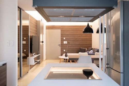 eine Küche und ein Wohnzimmer mit einem Waschbecken und einem Tisch in der Unterkunft Savvina's residence in Rhodos (Stadt)