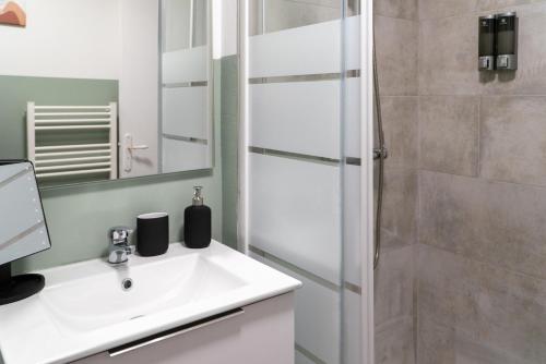 une salle de bain avec lavabo et douche dans l'établissement 'Maison Lison' le Calme en ville, à Annoeullin