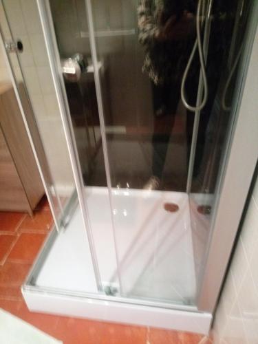 une douche avec une porte vitrée dans une salle de bain dans l'établissement Studio a Vingrau, à Vingrau