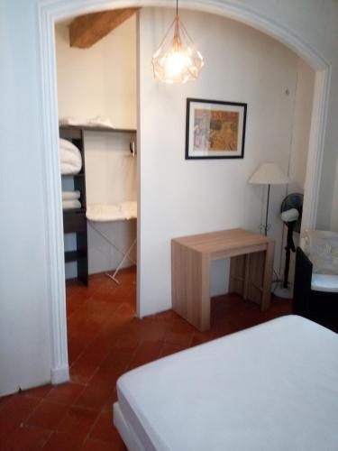 une chambre avec un lit et une table dans une pièce dans l'établissement Studio a Vingrau, à Vingrau