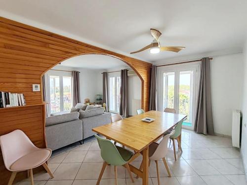 un salon avec une table et un canapé dans l'établissement L'Escapade lumineuse, à Perpignan