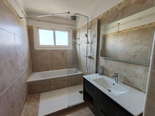 une salle de bain avec une baignoire, un lavabo et une douche dans l'établissement L'Escapade lumineuse, à Perpignan