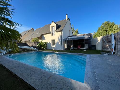 une piscine devant une maison dans l'établissement Chambre Bouchemaine Angers, à Bouchemaine