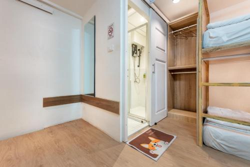 a room with bunk beds and a mirror at โรงแรมชิบะรูม นครราชสีมา สาขามหาวิทยาลัยเทคโนโลยีสุรนารี in Nakhon Ratchasima