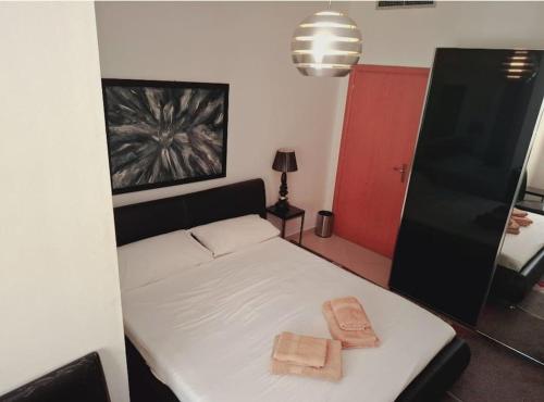une chambre avec un lit avec deux serviettes dessus dans l'établissement Tirana Lake Apartment, à Selitë e Vogël