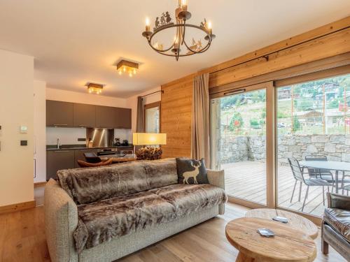 un salon avec un canapé et une table dans l'établissement Appartement cosy 2-4 pers avec terrasse, parking et WiFi à Champagny-en-Vanoise - FR-1-638-8, à Champagny-en-Vanoise