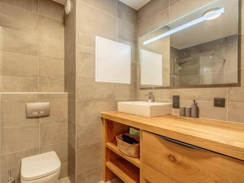 une salle de bain avec un lavabo, des toilettes et un miroir dans l'établissement Appartement cosy 2-4 pers avec terrasse, parking et WiFi à Champagny-en-Vanoise - FR-1-638-8, à Champagny-en-Vanoise