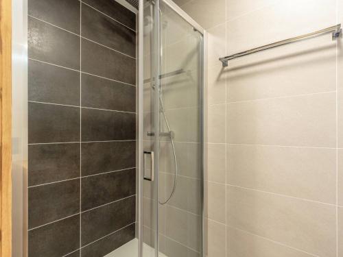 une douche avec une porte vitrée dans une salle de bain dans l'établissement Appartement cosy avec balcon, parking et Wi-Fi à Champagny-en-Vanoise - FR-1-638-13, à Champagny-en-Vanoise