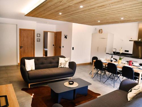 Photo de la galerie de l'établissement Appartement Neuf 4* Champagny - 3 Ch + Coin Montagne, Balcon Sud-Est, Parking, Wi-Fi - FR-1-638-16, à Champagny-en-Vanoise