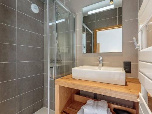 une salle de bain avec un lavabo et une douche dans l'établissement Appartement cosy 4-6 pers, parking, conciergerie, piscine, spa, ski à 2 min - FR-1-638-11, à Champagny-en-Vanoise