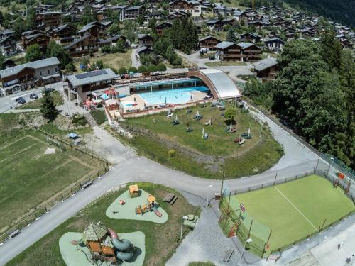 une vue aérienne d'un complexe avec piscine dans l'établissement Appartement cosy 4-6 pers, parking, conciergerie, piscine, spa, ski à 2 min - FR-1-638-11, à Champagny-en-Vanoise