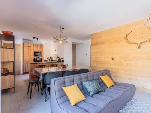 Photo de la galerie de l'établissement Luxueux appart 4* 6-8 pers à Champagny avec balcon, parking, WiFi et services inclus - FR-1-638-19, à Champagny-en-Vanoise