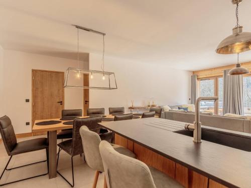 un salon avec une grande table et des chaises dans l'établissement Appartement 4* 4 chambres pour 8/10 pers, terrasse, parking, proche piscine et spa - FR-1-638-20, à Champagny-en-Vanoise