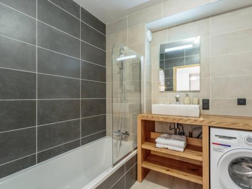 La salle de bains est pourvue d'un lavabo et d'un lave-linge. dans l'établissement Appartement 4* 4 chambres pour 8/10 pers, terrasse, parking, proche piscine et spa - FR-1-638-20, à Champagny-en-Vanoise