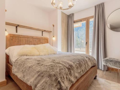 une chambre avec un grand lit et une fenêtre dans l'établissement Appartement 4* 4 chambres pour 8/10 pers, terrasse, parking, proche piscine et spa - FR-1-638-20, à Champagny-en-Vanoise