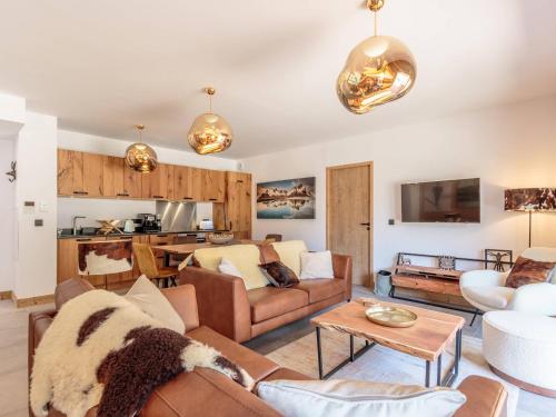 un salon avec un canapé et une table dans l'établissement Appartement 6 pers avec terrasse, parking et WiFi à Champagny-en-Vanoise - FR-1-638-23, à Champagny-en-Vanoise